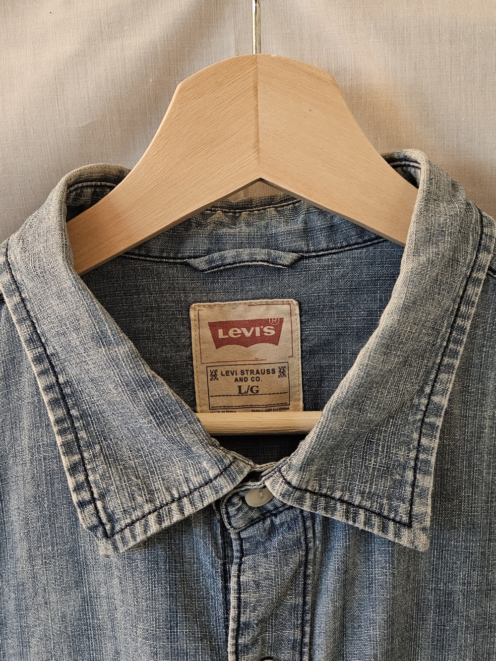 Levi's Light Wash Denim Button-Up Shirt sz L - Picture 4 of 11